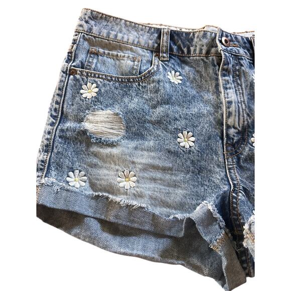 Forever 21 Premium Denim Daisy Embroidered Distressed Jean Shorts - Size 30 - Picture 4 of 6